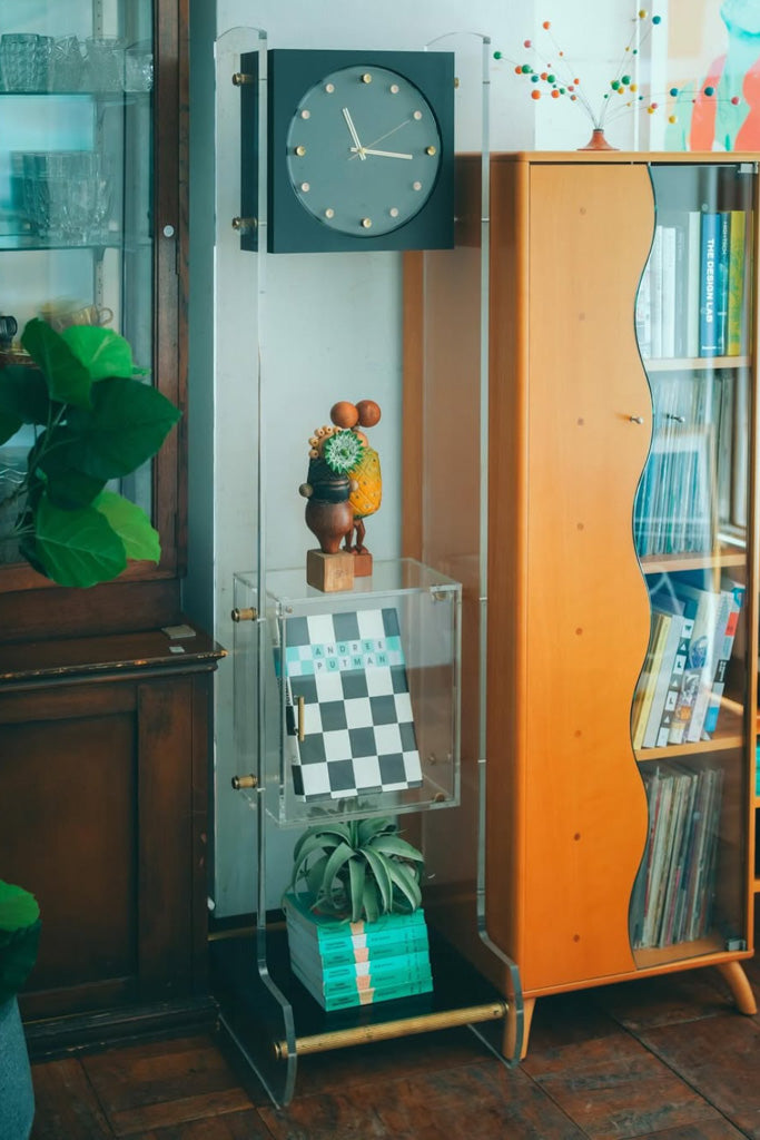 アクリル製の置き時計