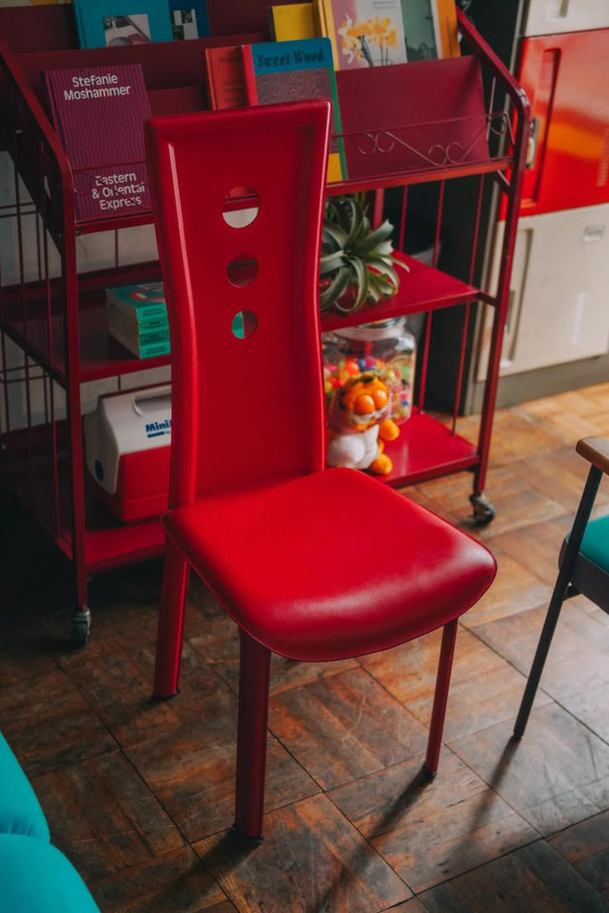 赤いハイバックチェア