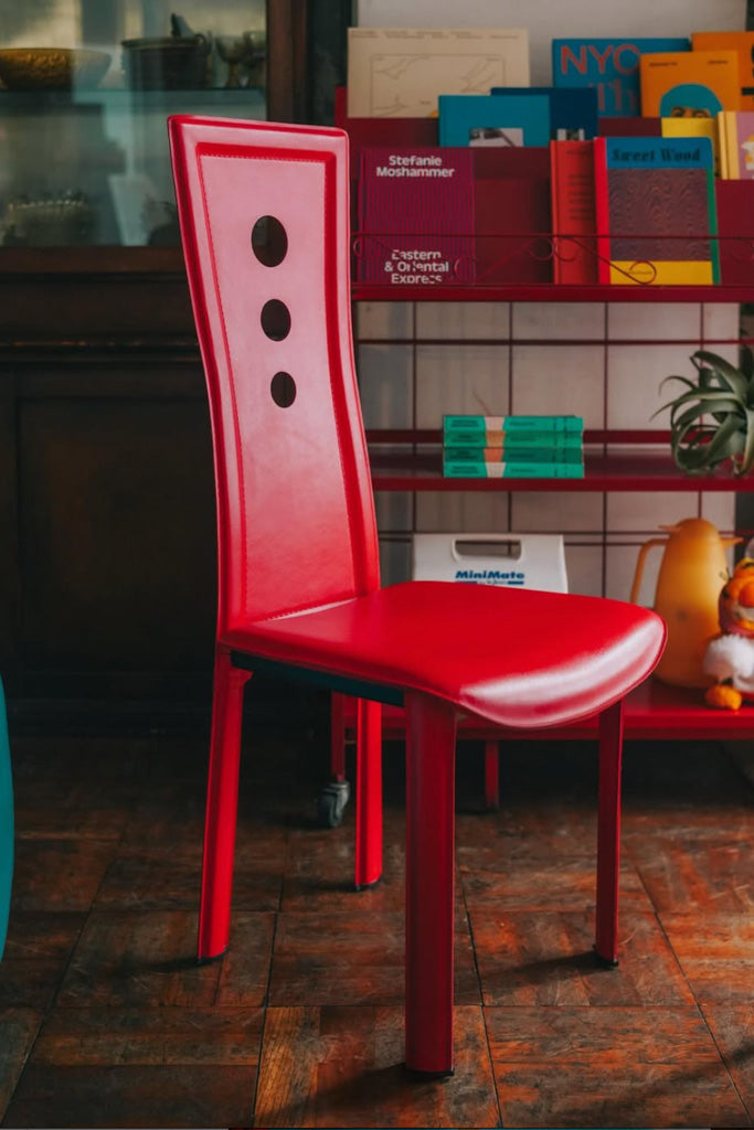 赤いハイバックチェア