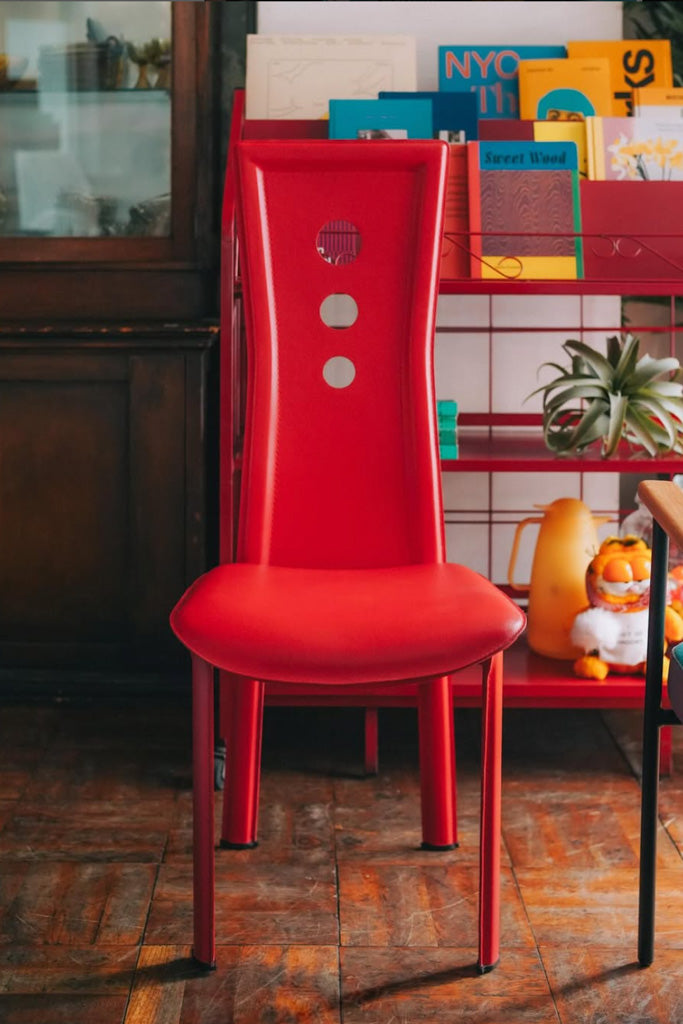 赤いハイバックチェア