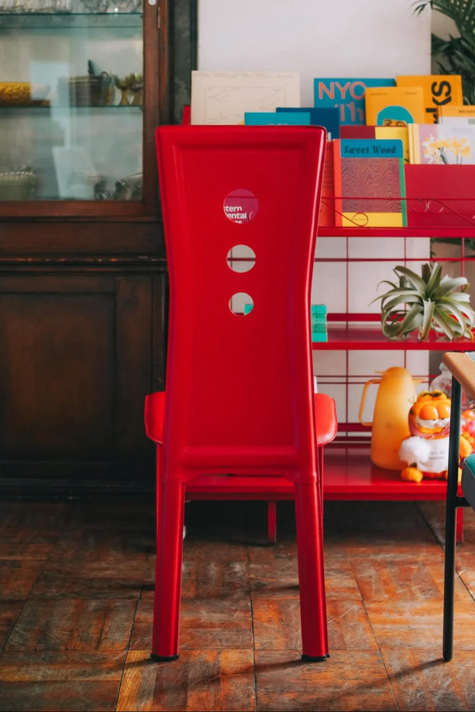 赤いハイバックチェア