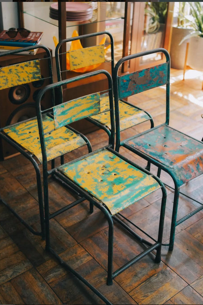 古いアイアンの椅子