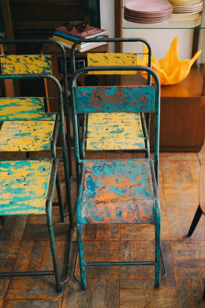 古いアイアンの椅子