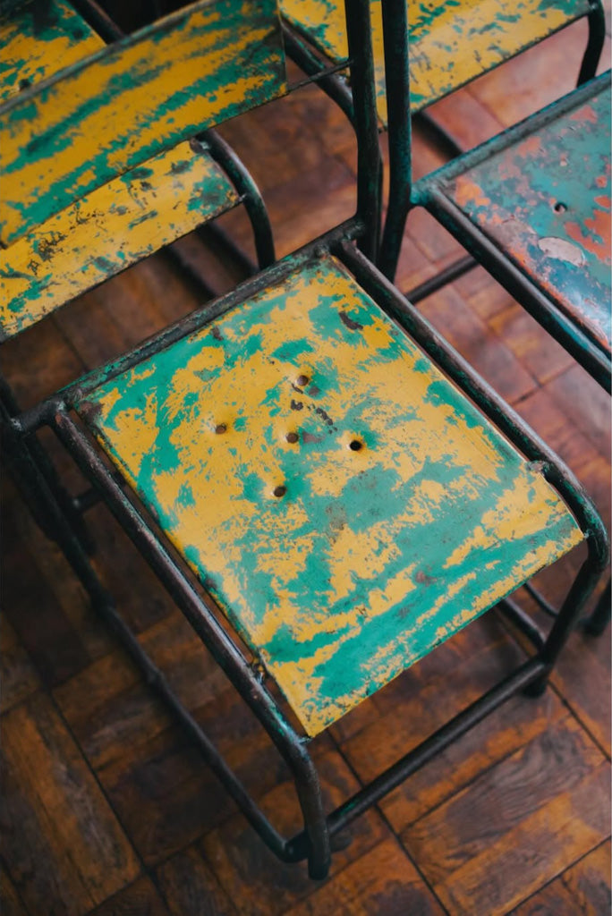古いアイアンの椅子
