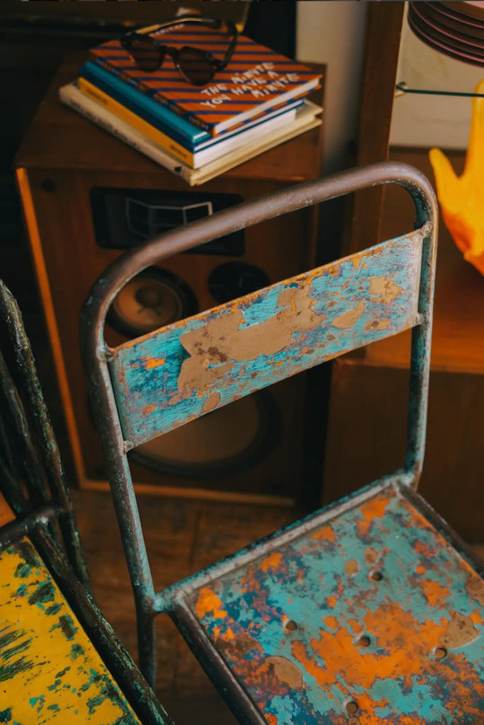 古いアイアンの椅子