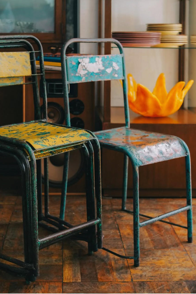 古いアイアンの椅子