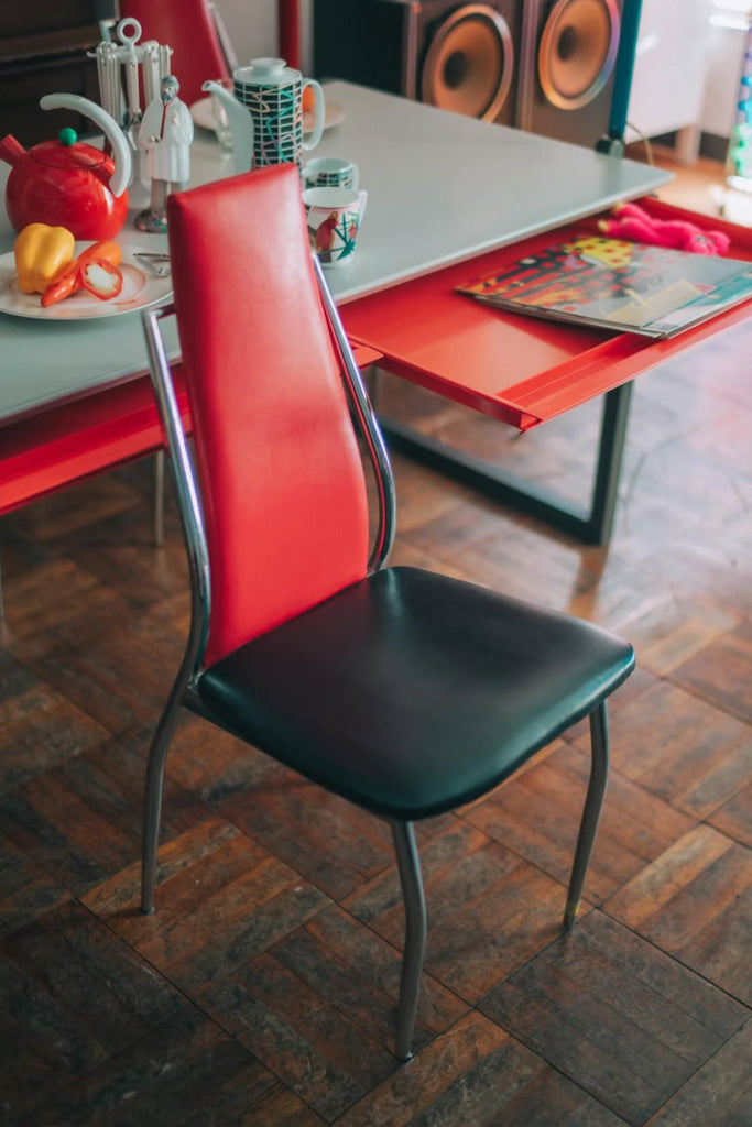 赤い背もたれの椅子