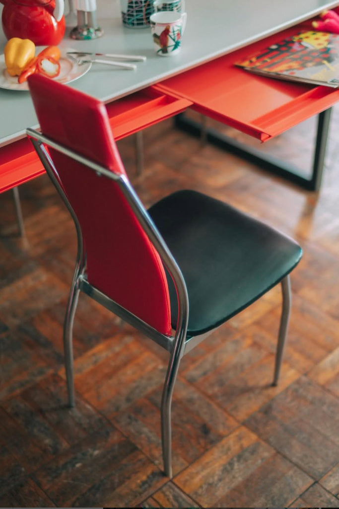 赤い背もたれの椅子
