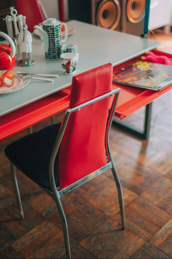 赤い背もたれの椅子