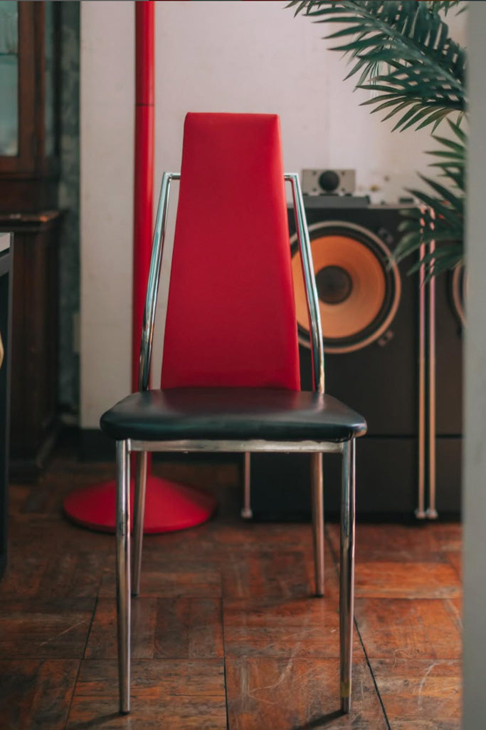 赤い背もたれの椅子