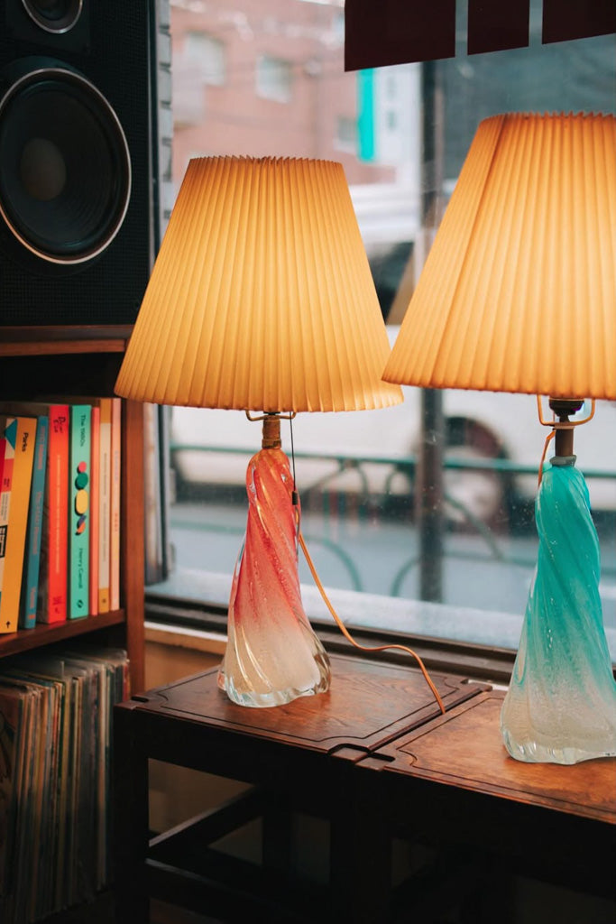 ガラスベースの古いデスクランプ(ピンク)