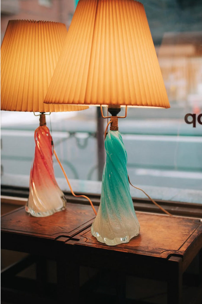 ガラスベースの古いデスクランプ(ピンク)