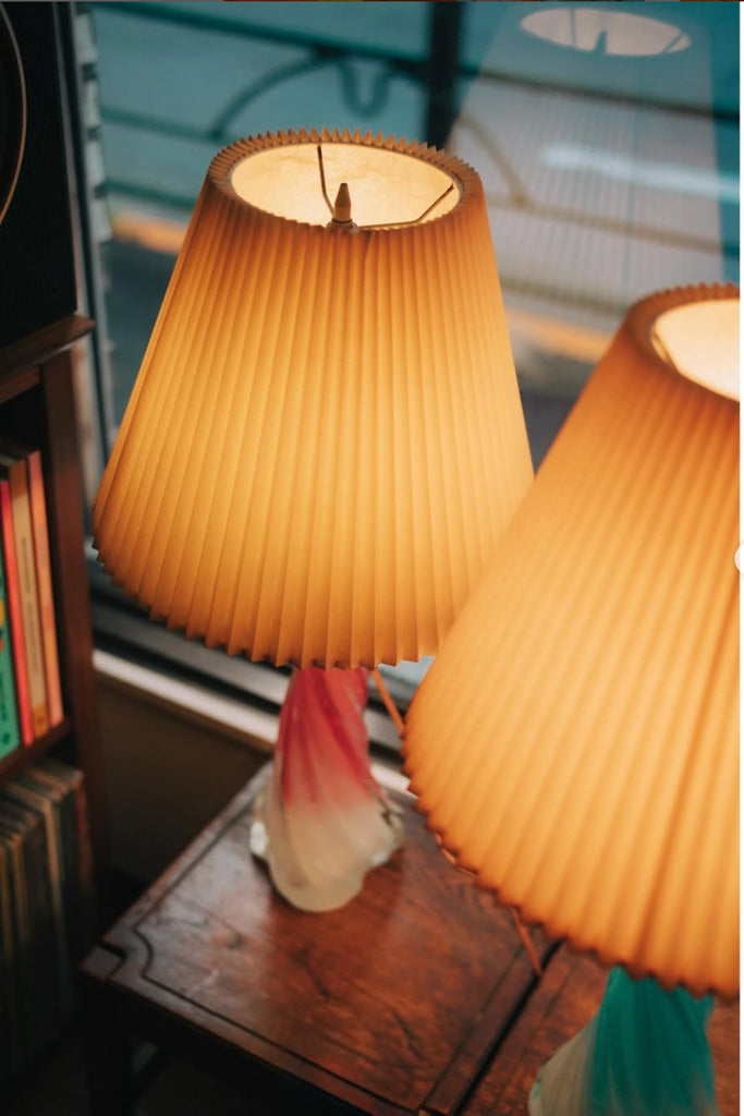 ガラスベースの古いデスクランプ(ピンク)