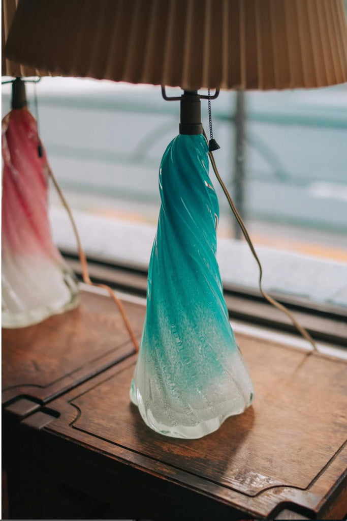 ガラスベースの古いデスクランプ(ピンク)