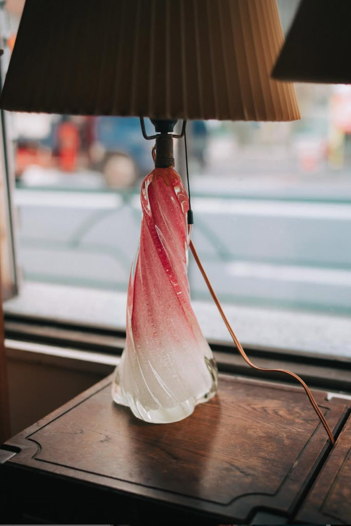 ガラスベースの古いデスクランプ(ピンク)