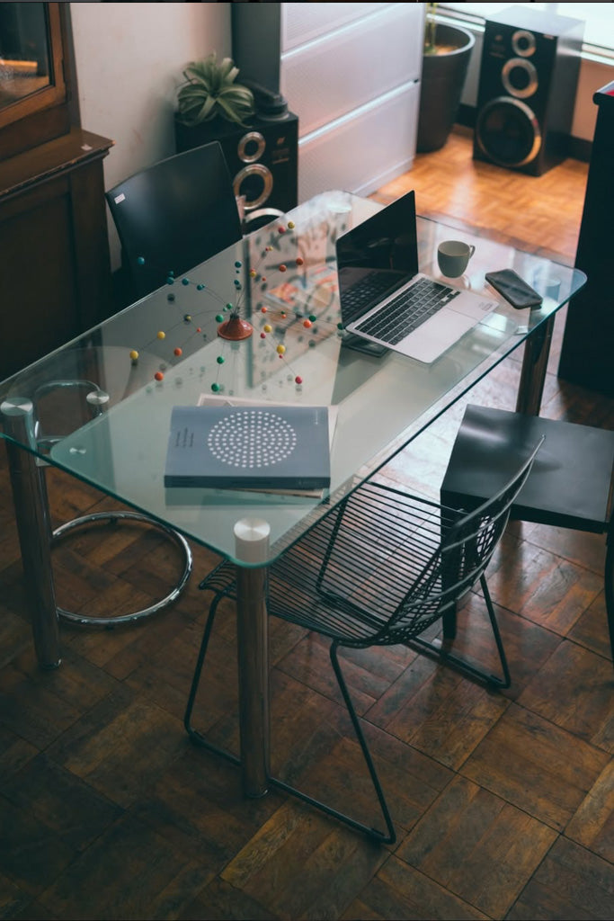 ガラス天板のダイニングテーブル