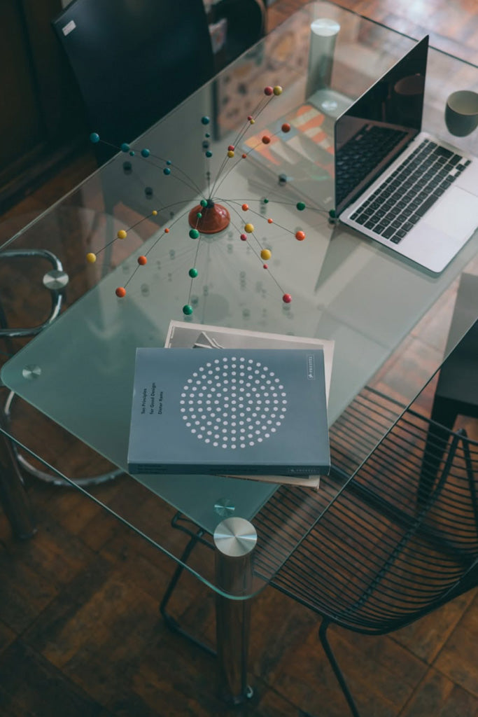 ガラス天板のダイニングテーブル