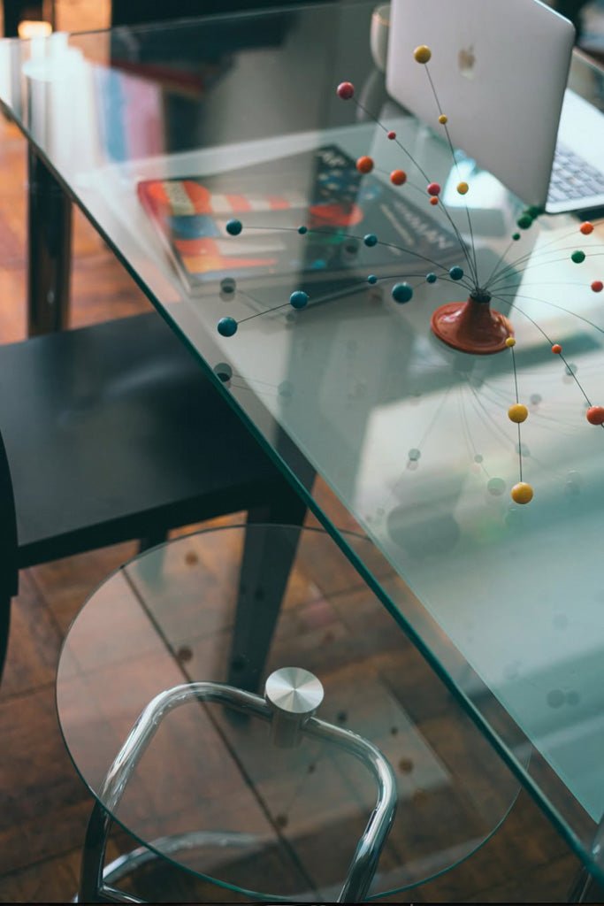 ガラス天板のダイニングテーブル