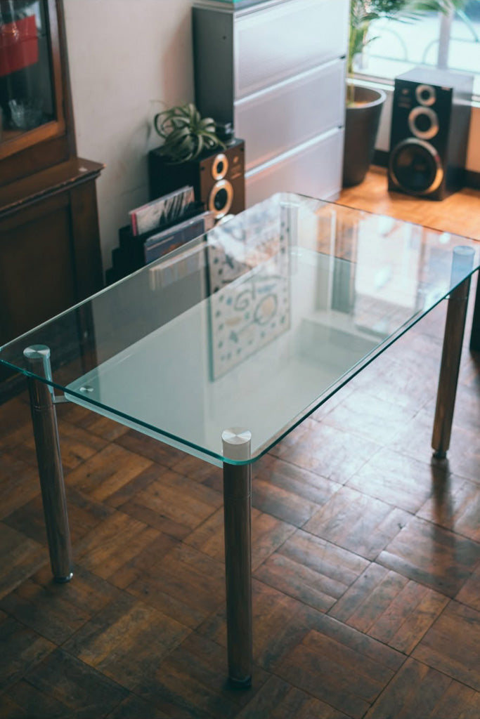 ガラス天板のダイニングテーブル