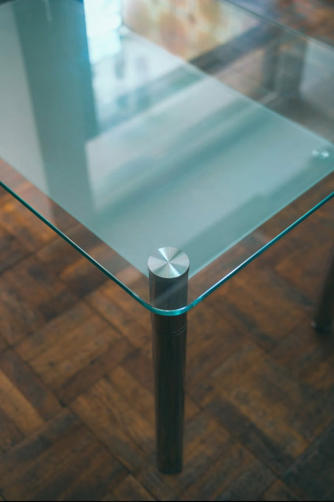 ガラス天板のダイニングテーブル