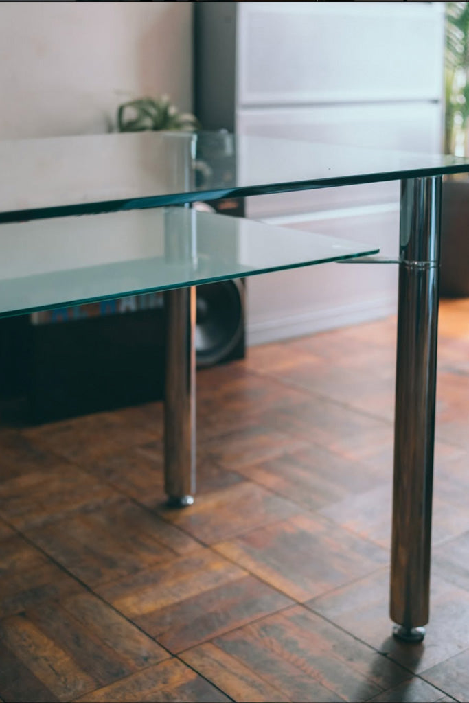 ガラス天板のダイニングテーブル