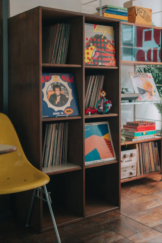 ラワン材のキャビネット