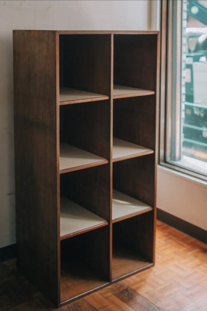 ラワン材のキャビネット