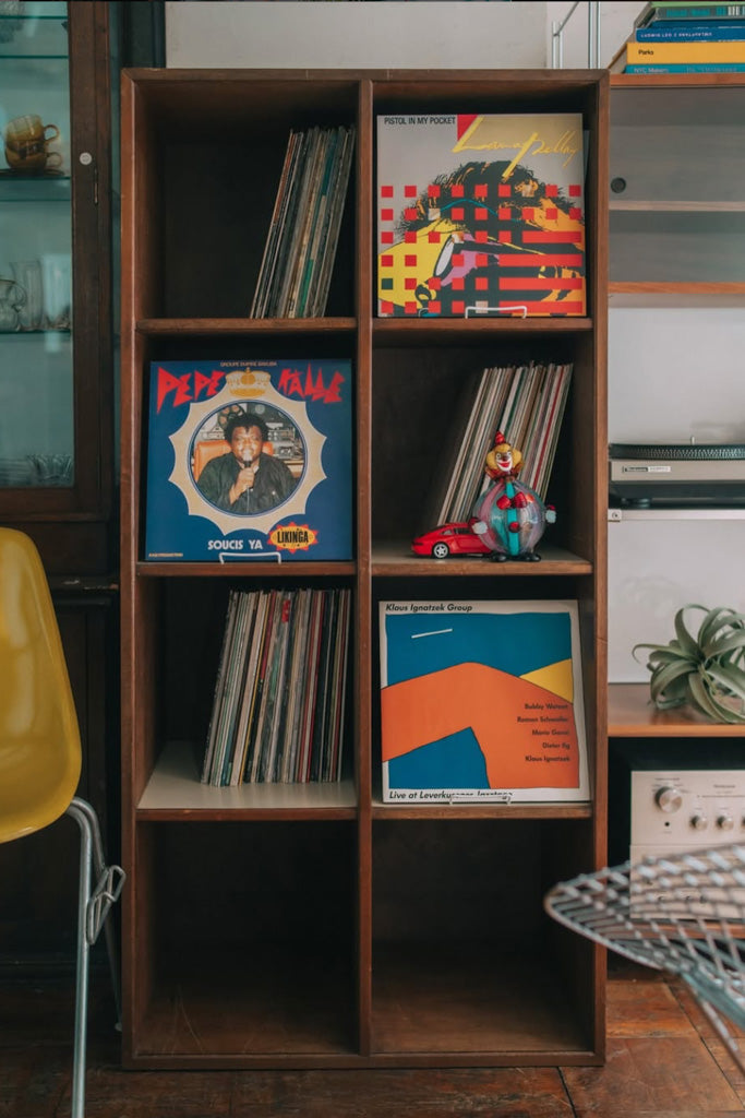 ラワン材のキャビネット