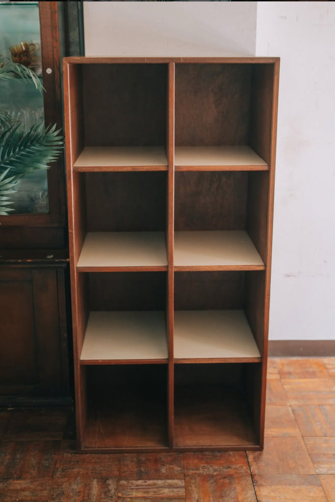 ラワン材のキャビネット