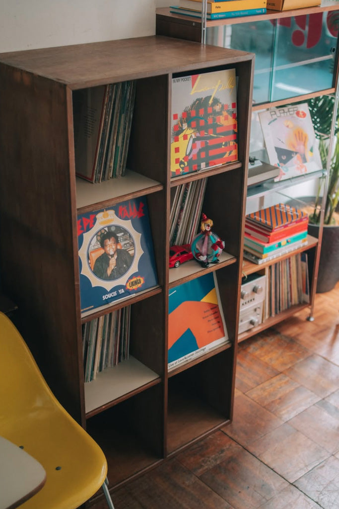 ラワン材のキャビネット