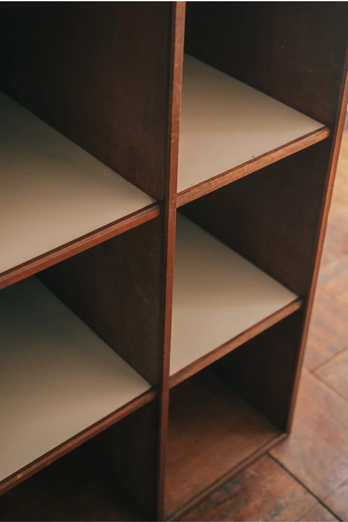 ラワン材のキャビネット