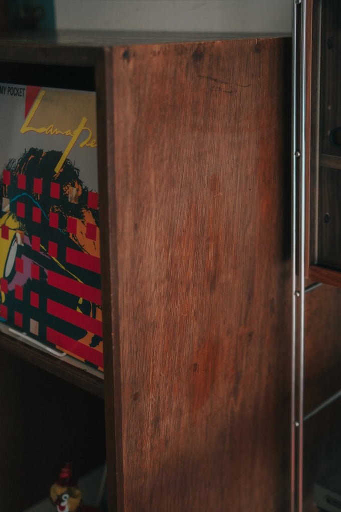 ラワン材のキャビネット