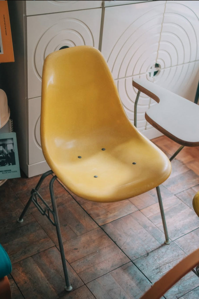 Herman Millerシェルチェア スクールベース(テーブル右付き)