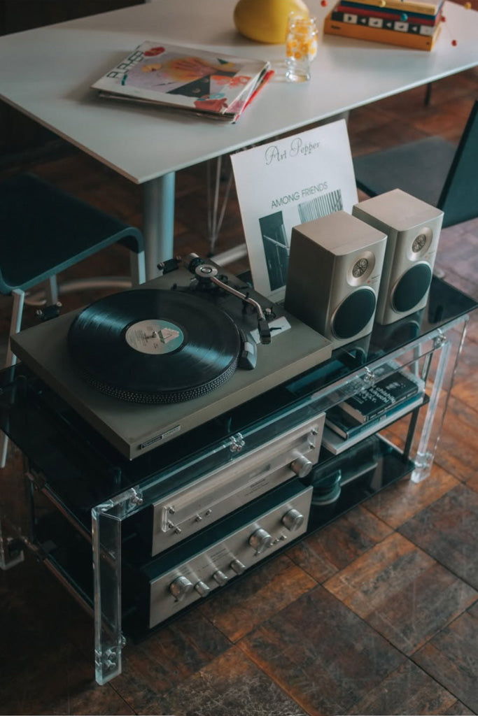 ガラスのTVボード