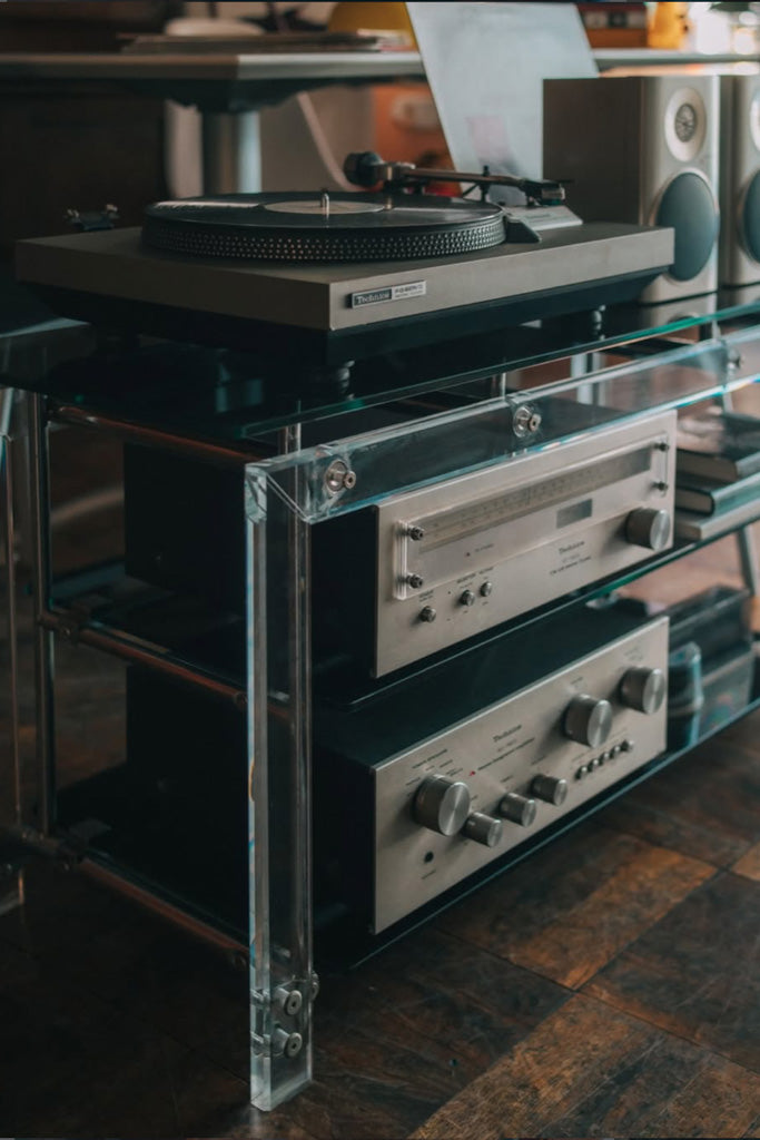 ガラスのTVボード