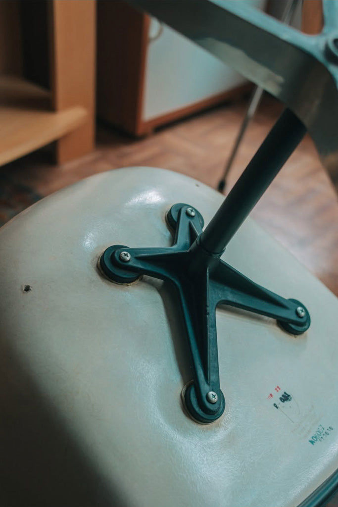 ハーマンミラーアームシェルチェア③