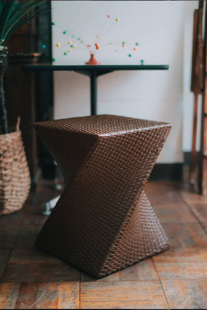 ASPLUND レザーの編み込みスツール