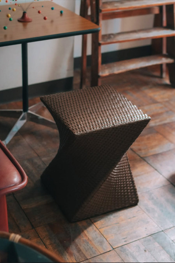 ASPLUND レザーの編み込みスツール