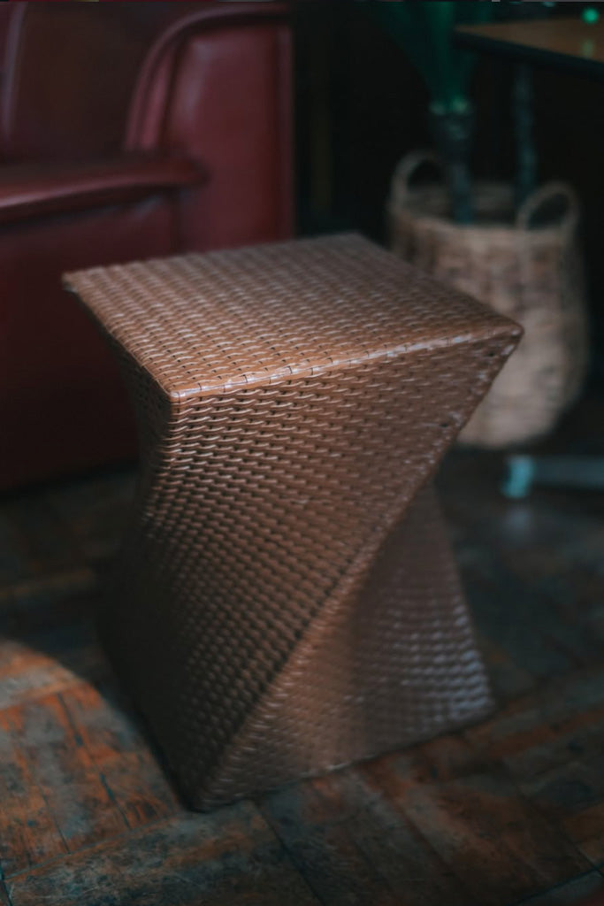 ASPLUND レザーの編み込みスツール