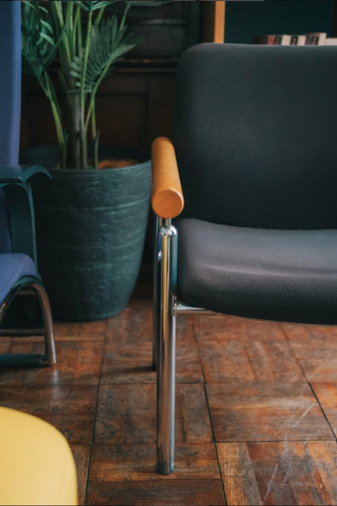 PLUS アームチェア(焼けあり)