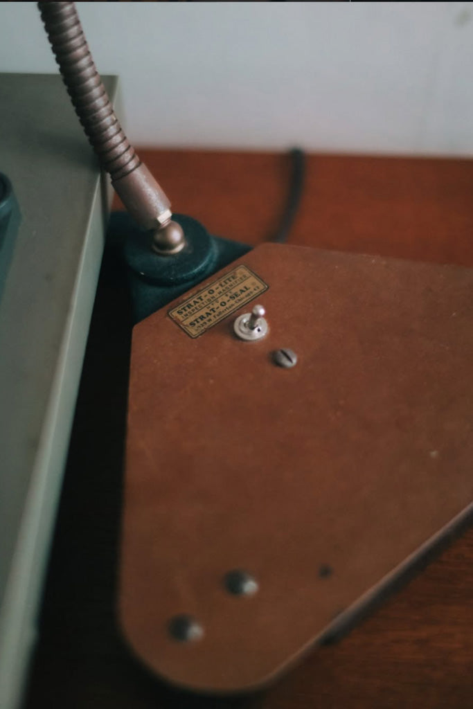 拡大鏡付きデスクランプ