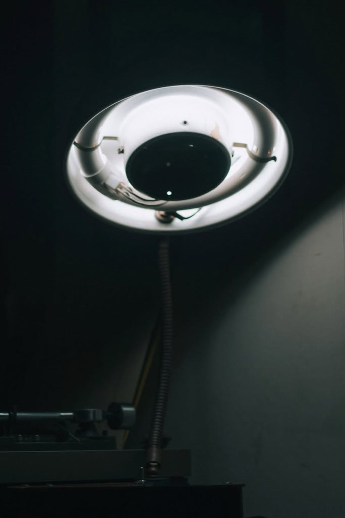 拡大鏡付きデスクランプ