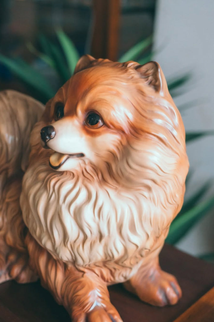 ポメラニアンの陶器の置物