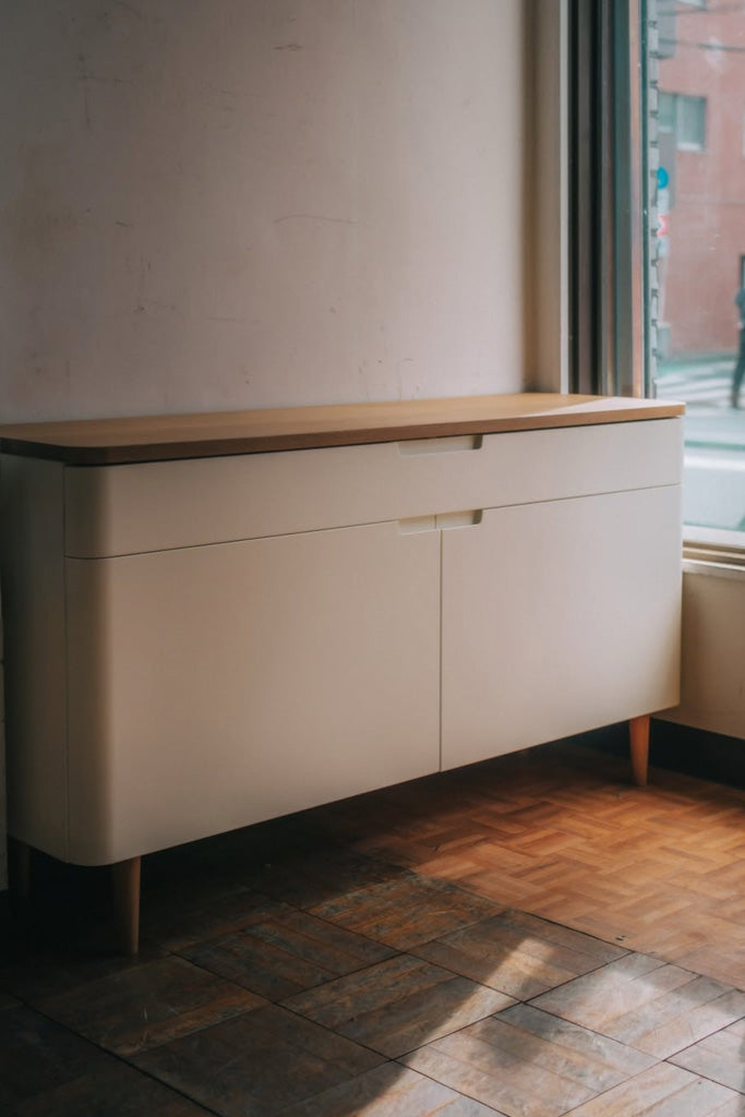 木製天板と白い扉のサイドボード