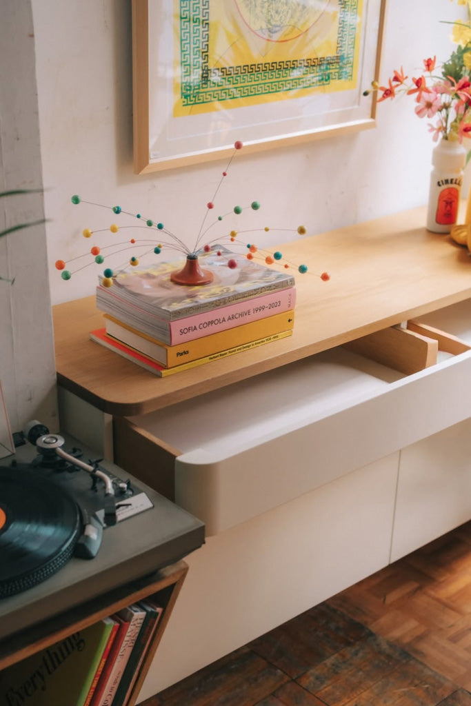 木製天板と白い扉のサイドボード