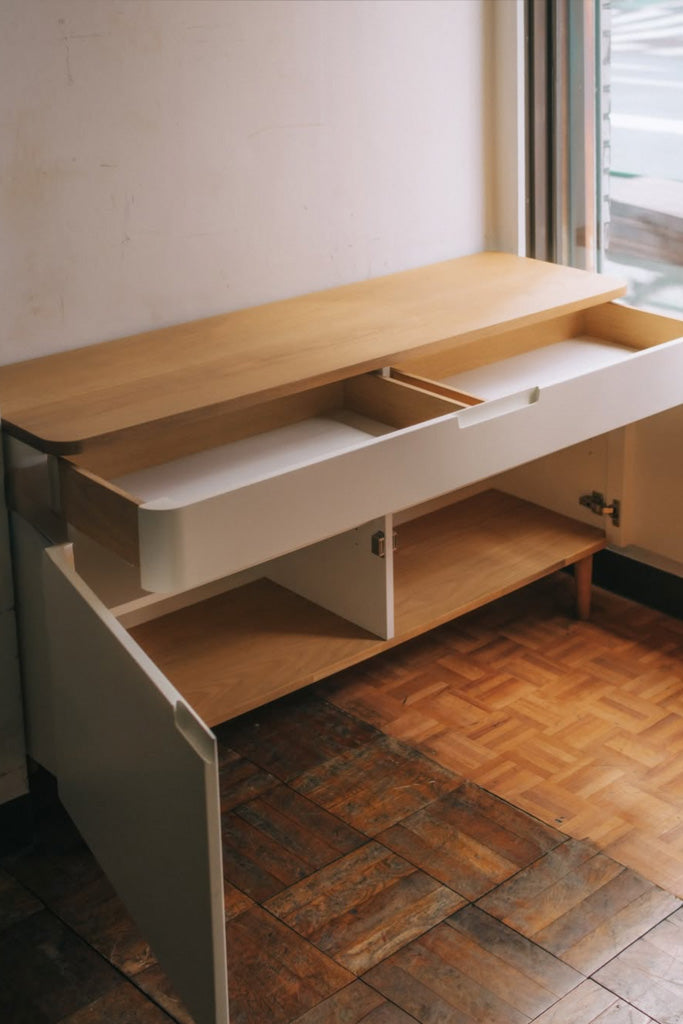 木製天板と白い扉のサイドボード