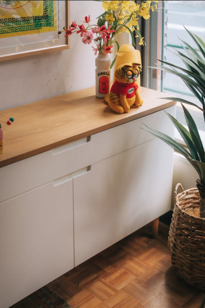 木製天板と白い扉のサイドボード