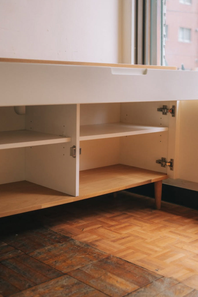 木製天板と白い扉のサイドボード