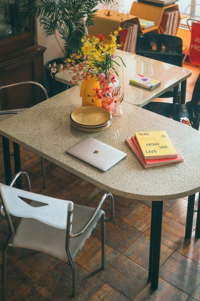 テクナ社製ダイニングテーブル(スクエア型)