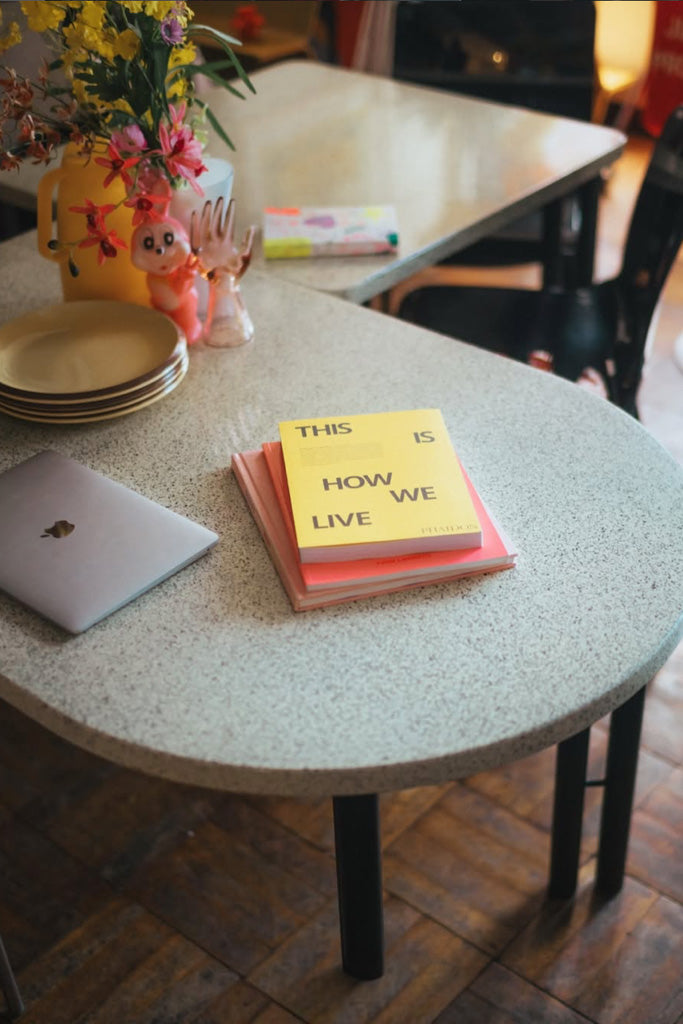 テクナ社製ダイニングテーブル(スクエア型)